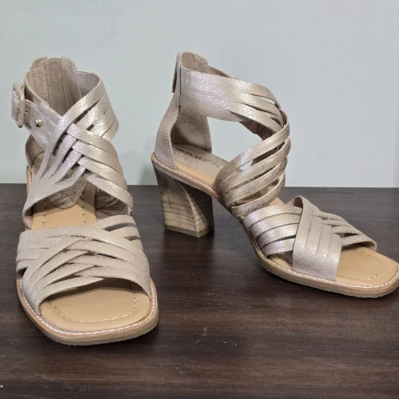 NWOT Donald Pliner Junnah Pale Gold Strappy Heel Sandals Women's Size 7.5M - Picture 2 of 13